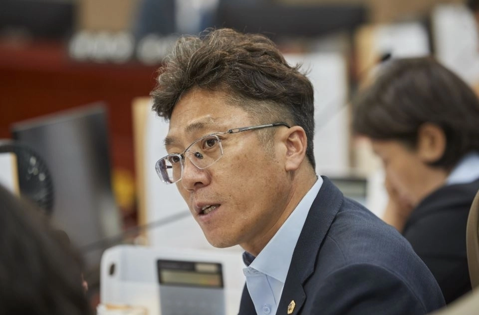 ▲ 지난 21일 열린 제392회 임시회 제2차 교육행정위원회 지역교육국 업무보고 질의에서 발언중인 정석원 의원(사진=경기도의회)