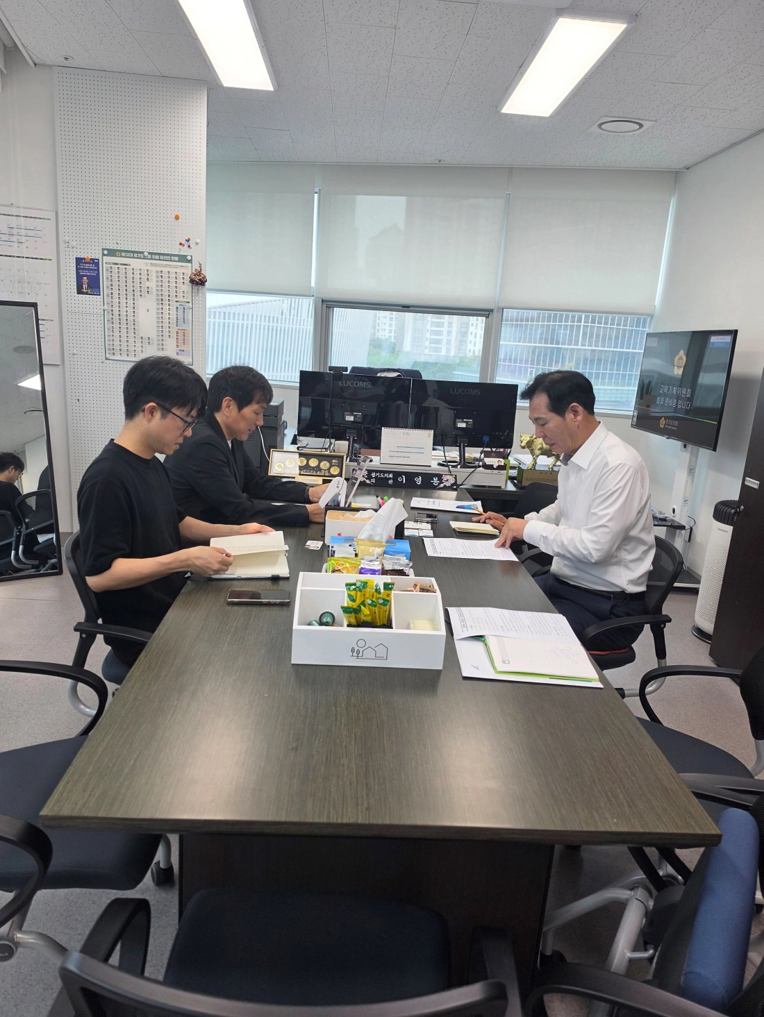 ▲이영봉 의원이 21일 철도항만물류국 및 AI국 관계자들과 간담회를 열고 경기북부 철도망 확충과 AI 산업 육성방안을 논의하고 있다. (사진=경기도의회)