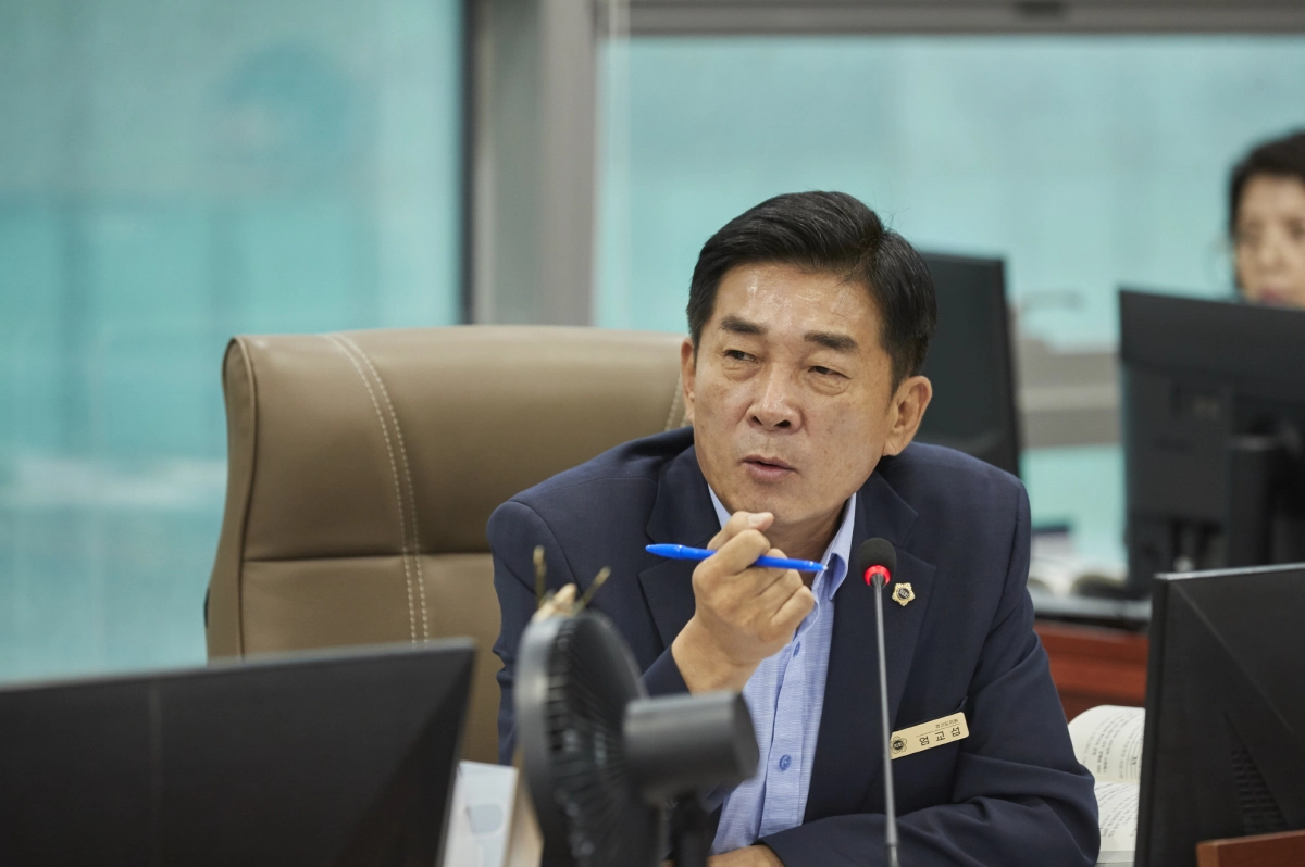 ▲교육행정위원회 엄교섭 부위원장이 21일 소관 부서 업무보고에서 매뉴얼 없는 교권보호전담관 제도 추진의 문제점을 지적하며 원점 재검토를 촉구하고 있다. (사진=경기도의회)