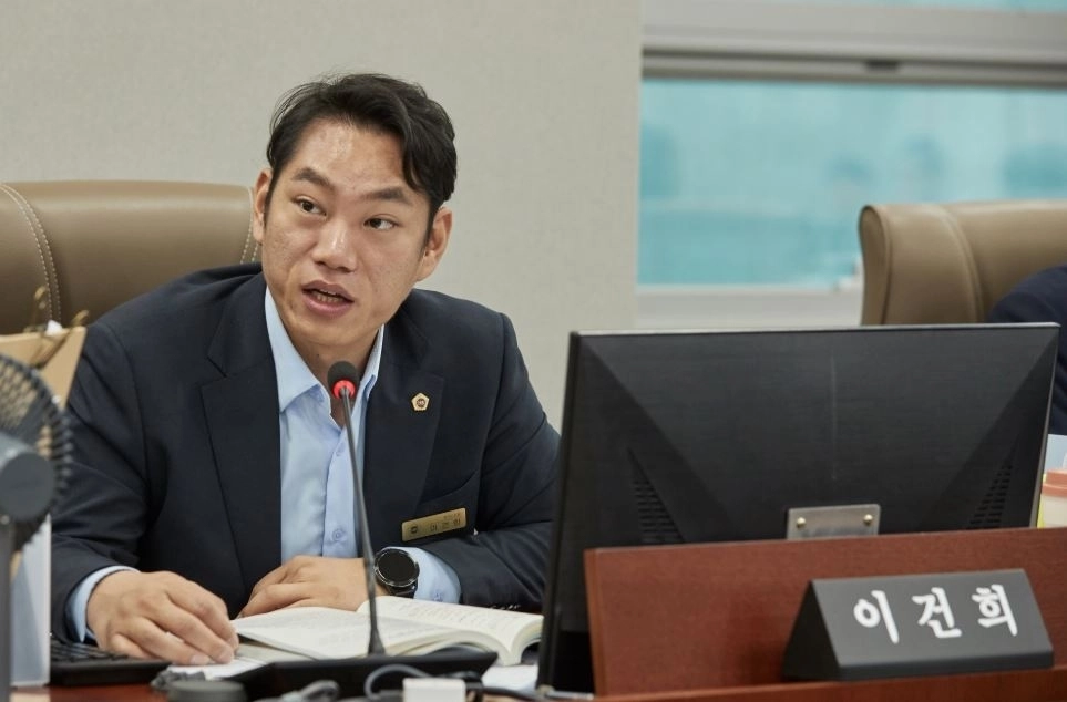 ▲ 지난 21일 열린 제392회 도의회 임시회 제2차 교육행정위원회 경기도교육청 지역교육국 업무보고에서 질의하는 이건희 의원(사진=경기도의회)
