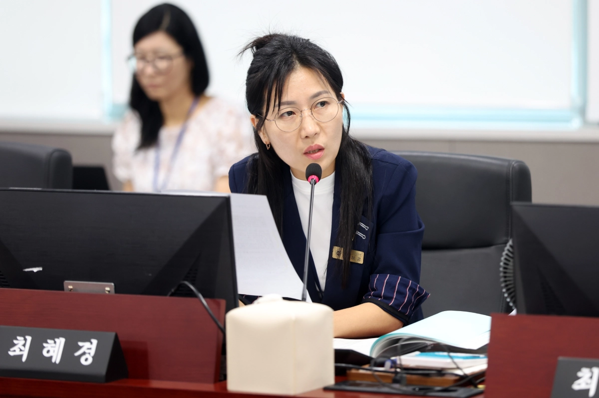 ▲경제노동위원회 최혜경 의원이 21일 열린 제392회 임시회 소관 업무보고에서 공공기관 간 연계를 통한 소상공인 원스톱 지원체계 구축을 주문하고 있다. (사진=경기도의회)