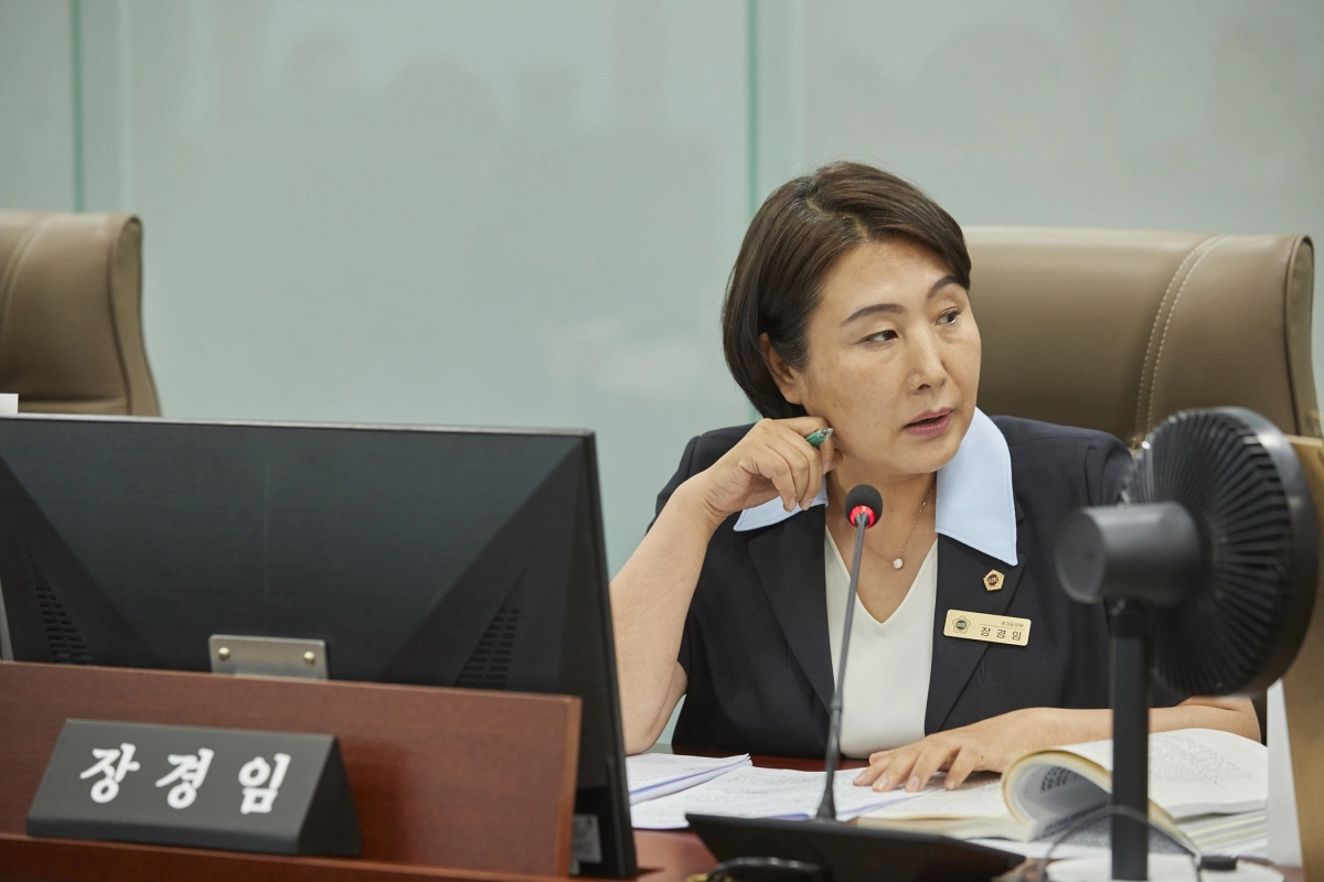 ▲교육행정위원회 장경임 의원이 21일 열린 제392회 임시회 소관 부서 업무보고에서 방과후·돌봄 예산 확보 및 안전 대책 수립을 당부하고 있다. (사진=경기도의회)