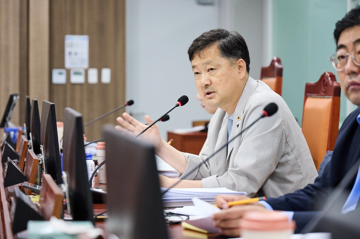▲황수영 의원이 21일 열린 업무보고에서 경기도서관을 대상으로 취약계층에 대한 도서 대출 권수 및 대출기간 확대를 촉구하며 질의하고 있다. (사진=경기도의회)