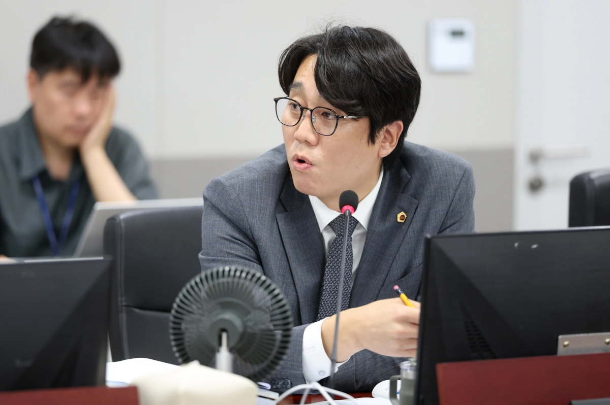 ▲경제노동위원회 박준모 의원이 21일 열린 임시회 업무보고에서 ‘경기 살리기 통큰세일’ 운영 현황을 점검하며 소상공인 지원 사각지대 해소를 촉구하고 있다. (사진=경기도의회)