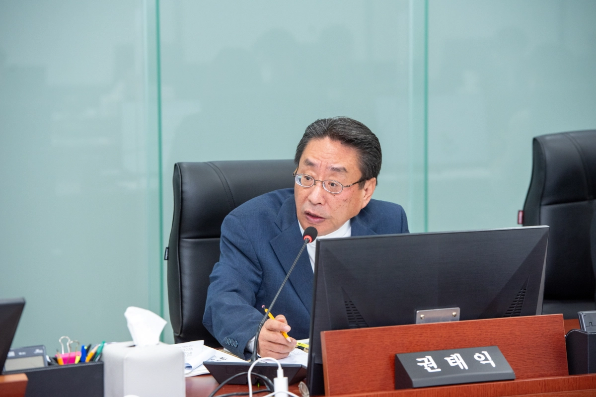 ▲권태익 의원이 21일 열린 2026년 하반기 업무보고에서 보건건강국과 경기도의료원을 대상으로 장애인 의료 접근성 향상 및 공공의료 정상화 방안을 주문하고 있다. (사진=경기도의회)