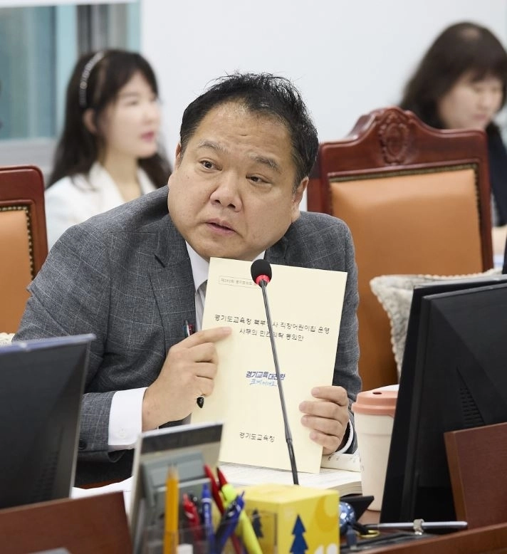 ▲ 지난 21일 경기도교육청 기획조정실과 협력국을 대상으로 진행된 2026년도 업무보고에서 질의하는 조병진 의원(사진=경기도의회)