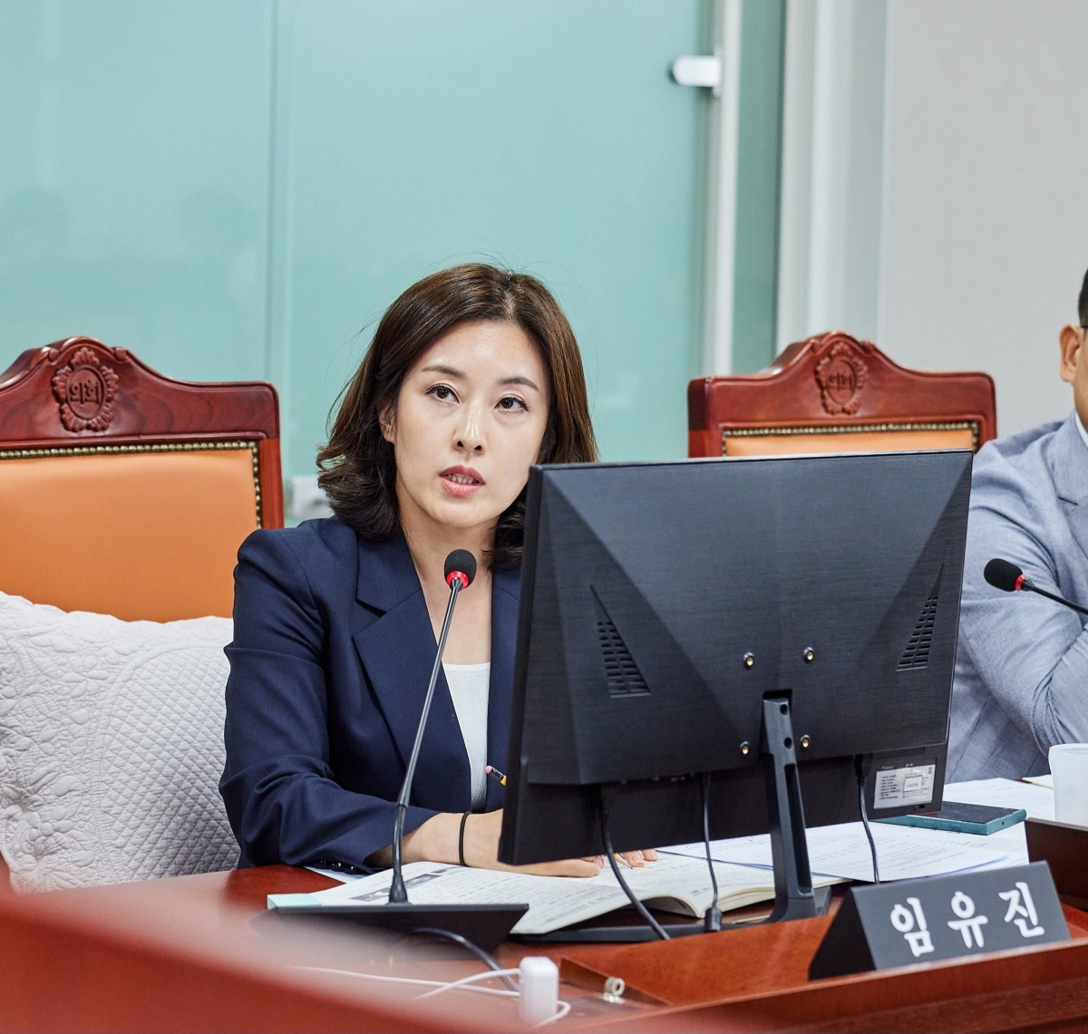 ▲임유진 의원이 제392회 임시회 기후환경에너지국 업무보고에서 다회용기 민간 확산을 위한 지원체계 및 세척 인프라 강화를 촉구하고 있다. (사진=경기도의회)