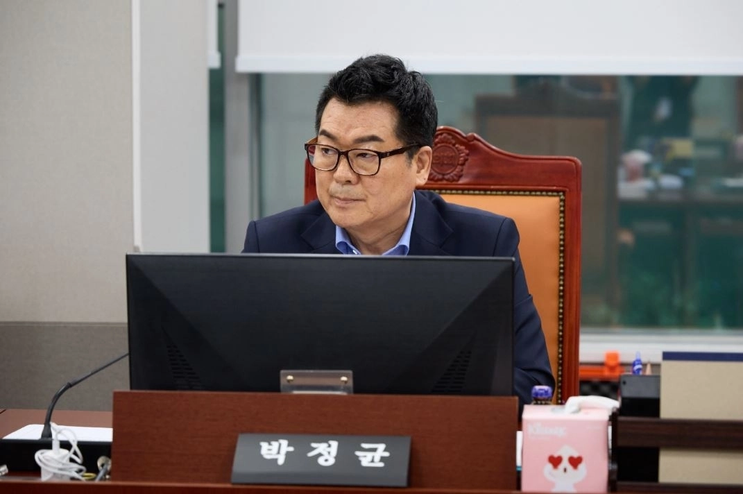 ▲ 지난 21일 열린 제392회 임시회 상임위원회 업무보고에서 질의하는 박정균 의원(사진=경기도의회)
