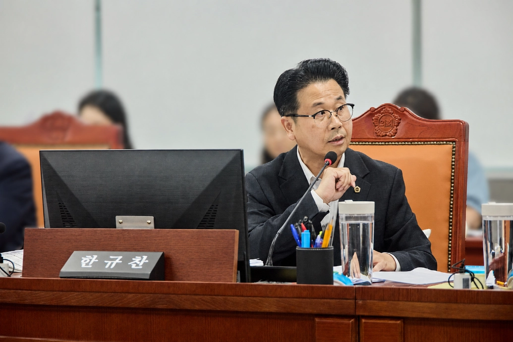 ▲문화체육관광위원회 한규찬 의원이 업무보고에서 장애인체육 예산 감액 문제와 인력 결원 현황을 점검하며 대책 마련을 주문하고 있다. (사진=경기도의회)