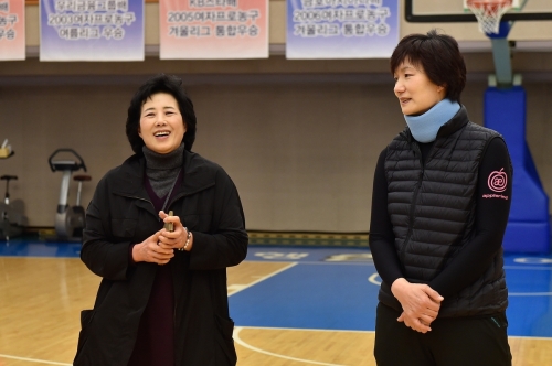 2016년 여자농구 올스타전 찾은 강현숙(왼쪽) 전 KBL 심판위원장의 모습. 연합뉴스