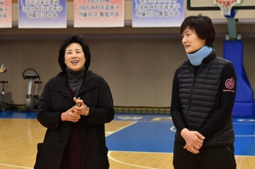 2016년 여자농구 올스타전 찾은 강현숙(왼쪽) 전 KBL 심판위원장의 모습. 연합뉴스