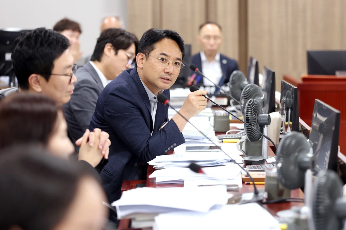 ▲송규근 의원이 21일 열린 임시회 업무보고에서 경기도시장상권진흥원을 상대로 상권 컨설팅 사후관리 강화 및 선제적 골목상권 활성화 대책을 촉구하고 있다. (사진=경기도의회)
