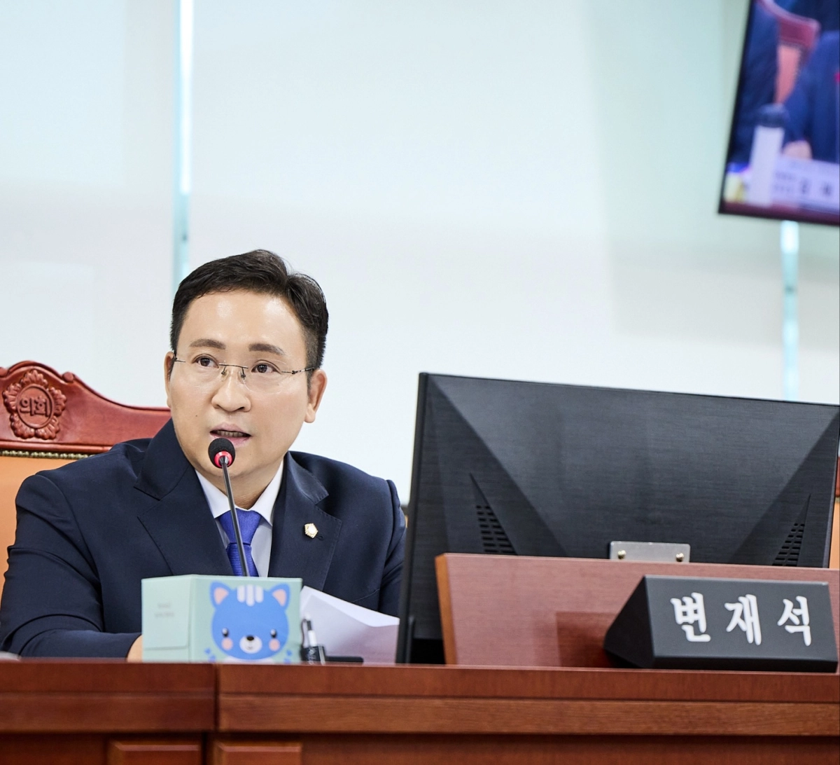 ▲여성가족평생교육위원회 변재석 의원이 업무보고에서 청소년 사다리 사업의 예산 효율성 재검토 및 교복·체육복 지원사업의 가격 관리·감독 강화를 주문하고 있다. (사진=경기도의회)