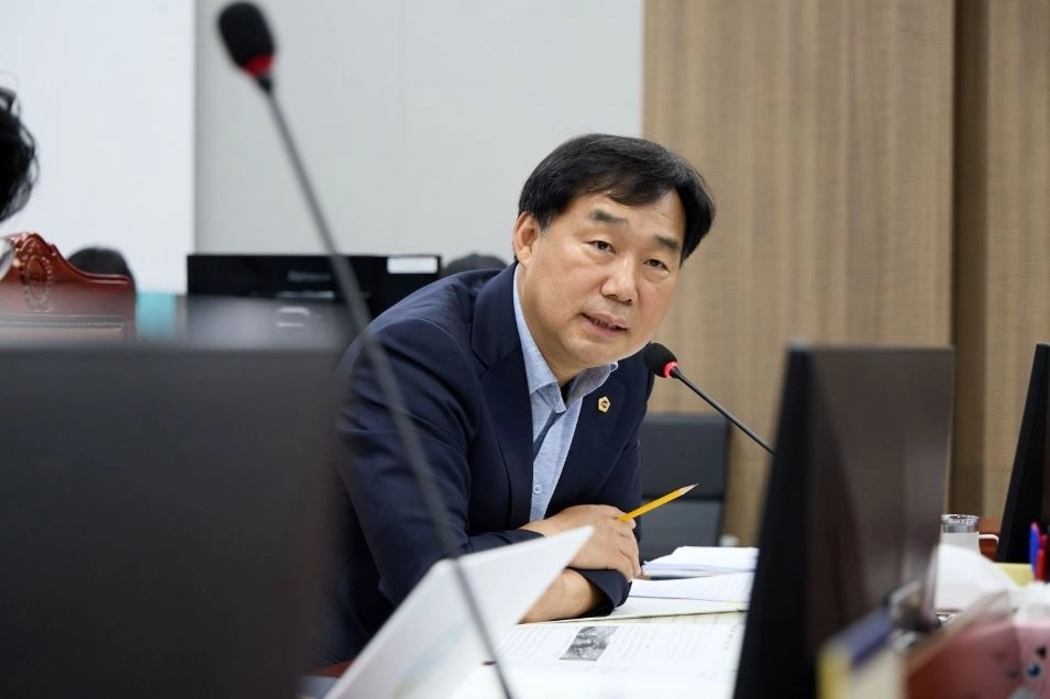 ▲ 지난 21일 열린 도민권익위원회 업무보고에서 질의하는 윤종영 의원(사진=경기도의회)