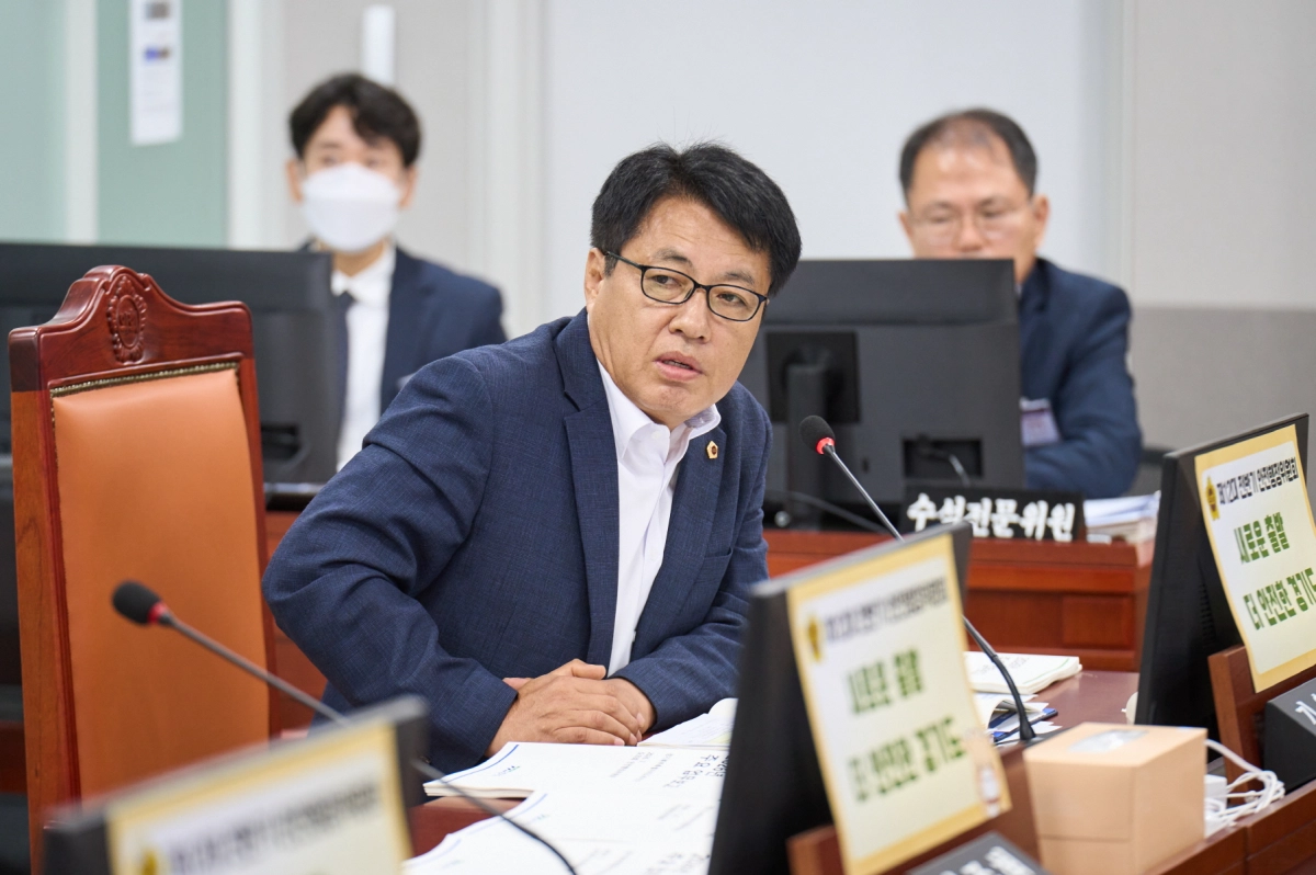 ▲김용찬 의원이 제392회 임시회 자치행정국 업무보고에서 경기도의 세수 예측 실패를 지적하며 지방소비세 확대를 비롯한 세제 개편을 주문하고 있다. (사진=경기도의회)