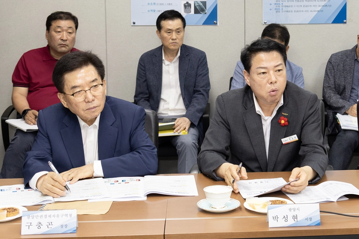 지난 8일 율촌1산단 포스코퓨처엠에서 있었던 광양만권 이차전지 산업 현장 방문에 나란히 참석한 구충곤 광양경자청장(왼쪽)과 박성현 광양시장.
