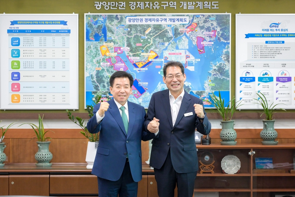 구충곤(왼쪽) 광양경자청장과 손훈모 순천시장이 손을 맞잡고 화이팅을 외치고 있다.
