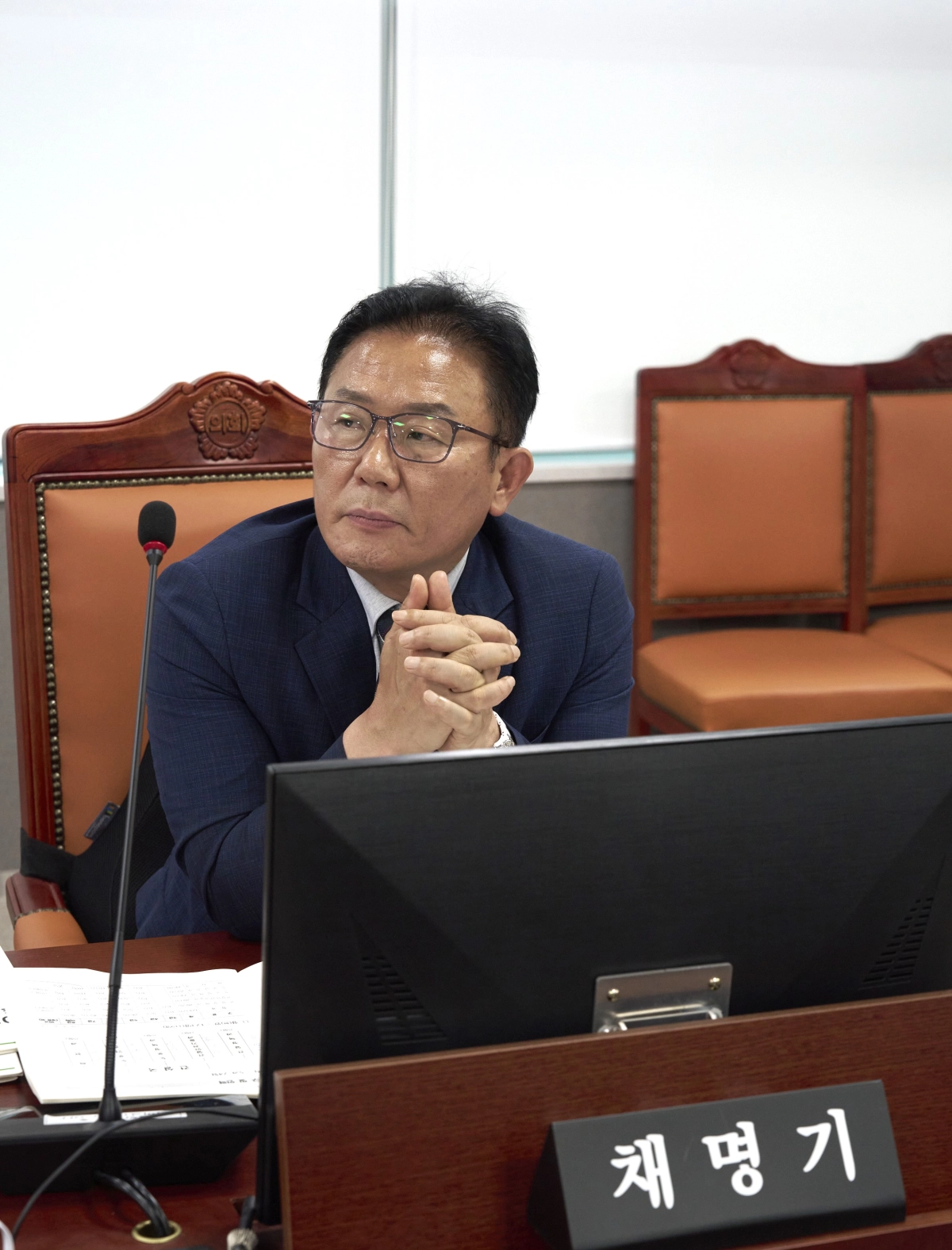 ▲건설교통위원회 채명기 의원이 제392회 임시회 상임위원회 업무보고에서 용인경전철 연장사업 중재와 원천리천 정비사업 민원 해결을 촉구하고 있다. (사진=경기도의회)