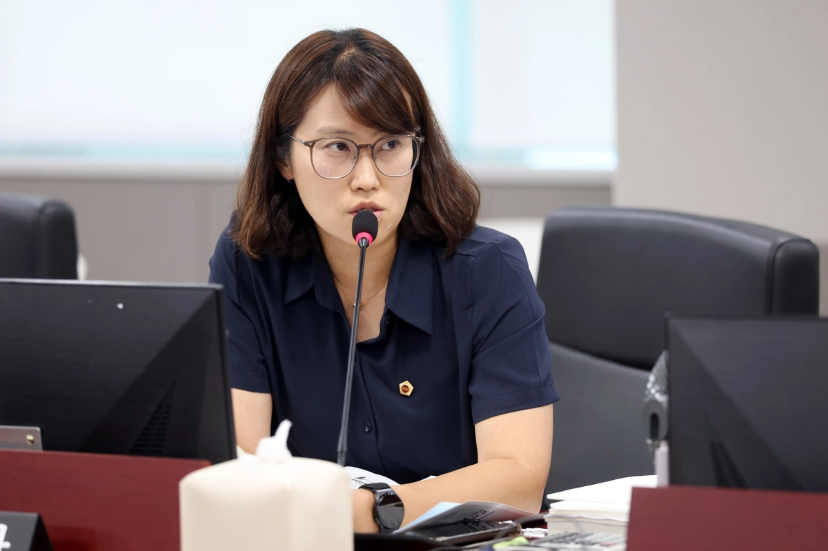 ▲최보라 의원이 제392회 임시회 공공기관 업무보고에서 경기도일자리재단을 상대로 청년 일자리 매치업 사업의 매칭 실적 저조를 지적하며 양질의 기업 발굴을 주문하고 있다. (사진=경기도의회)