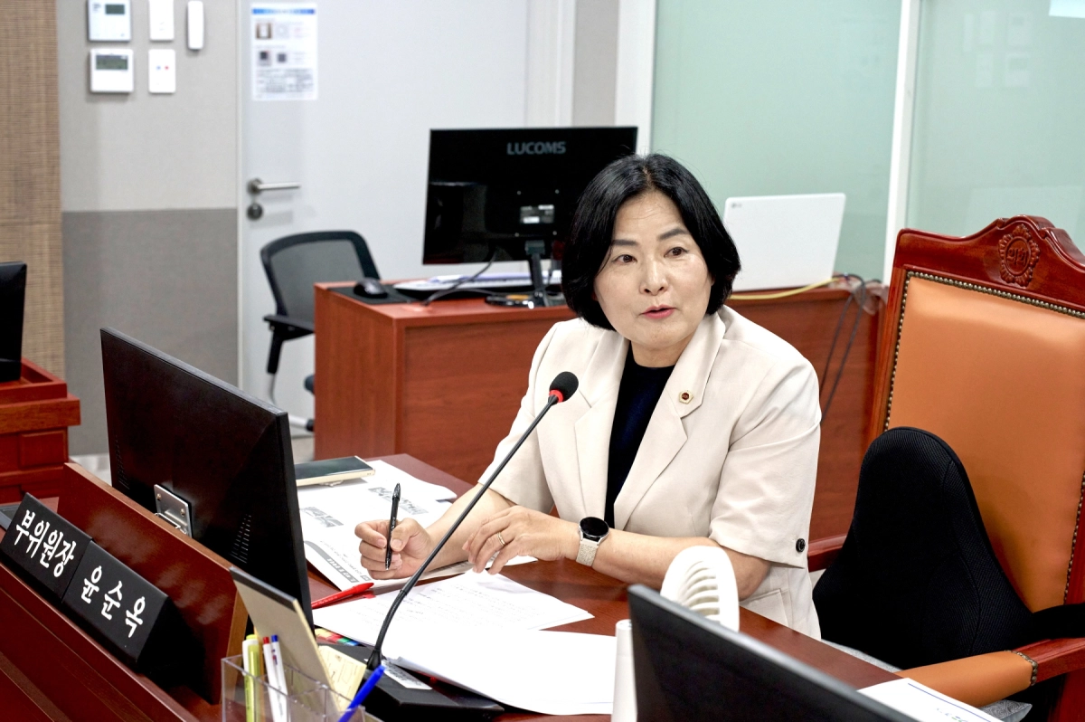 ▲윤순옥 부위원장이 제392회 임시회 상임위원회 회의에서 건설국을 상대로 양평 지역 지방도 도로사업의 조속한 추진과 예산 확보를 촉구하고 있다. (사진=경기도의회)