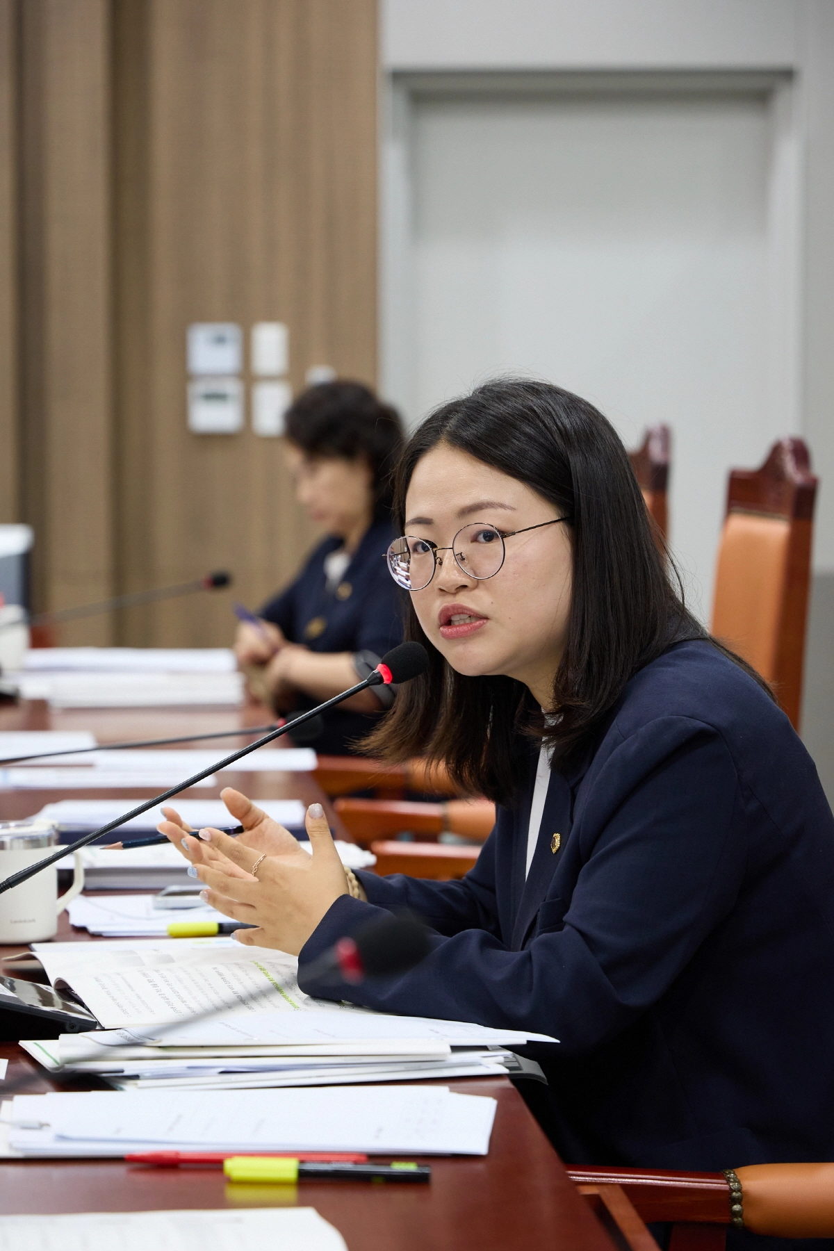 ▲이자형 의원이 제392회 임시회 업무보고에서 감사위원회를 상대로 경기도자원봉사센터 특별점검의 실효성 확보와 공공기관 인사제도 개선을 촉구하고 있다. (사진=경기도의회)