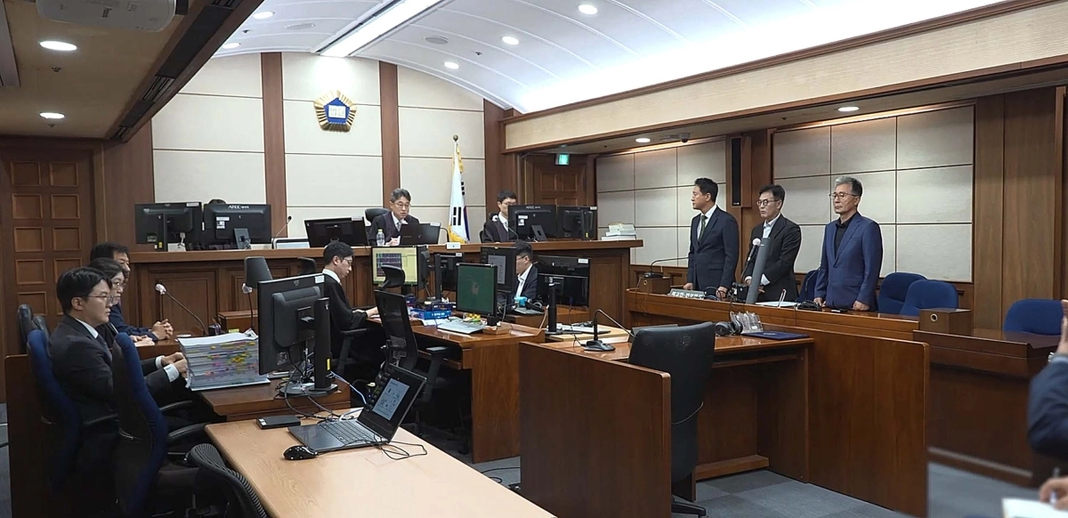 오세훈(피고인석 왼쪽 첫 번째) 서울시장이 22일 서울 서초구 서울중앙지법에서 열린 정치자금법 위반 혐의 1심 선고 공판에 출석한 모습. 정치 브로커 명태균씨로부터 여론조사 결과를 받아보고 후원자에게 비용을 대납하게 한 혐의로 기소된 오 시장은 이날 벌금 1000만원을 선고받았다. 서울중앙지법 제공