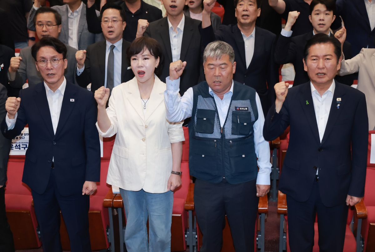 더불어민주당 당권 주자인 김민석 전 국무총리와 정청래 전 대표가 22일 국회 의원회관에서 열린 ‘민주당 청년을 담다! 노동을 잇다’ 행사에 참석해 ‘임을 위한 행진곡’을 부르고 있다. 왼쪽부터 김 전 총리, 전현희 의원, 김동명 한국노총 위원장, 정 전 대표. 연합뉴스