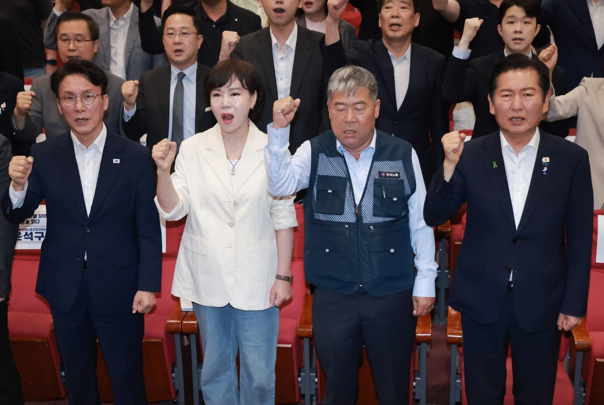 더불어민주당 당권 주자인 김민석 전 국무총리와 정청래 전 대표가 22일 국회 의원회관에서 열린 ‘민주당 청년을 담다! 노동을 잇다’ 행사에 참석해 ‘임을 위한 행진곡’을 부르고 있다. 왼쪽부터 김 전 총리, 전현희 의원, 김동명 한국노총 위원장, 정 전 대표. 연합뉴스