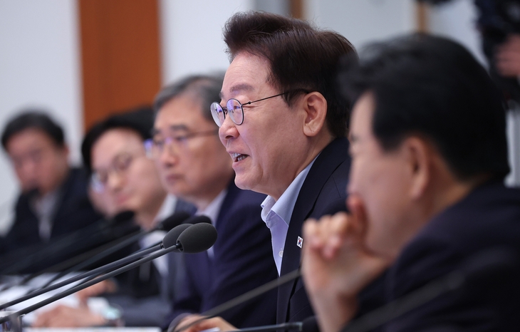 이재명 대통령이 21일 청와대에서 열린 국무회의에서 발언하고 있다.  연합뉴스