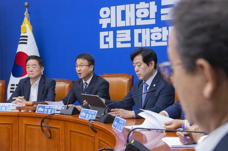 한병도 더불어민주당 대표 직무대행 겸 원내대표가 22일 국회에서 열린 최고위원회의에서 검찰 개혁 완성에 대해 발언하고 있다.  연합뉴스