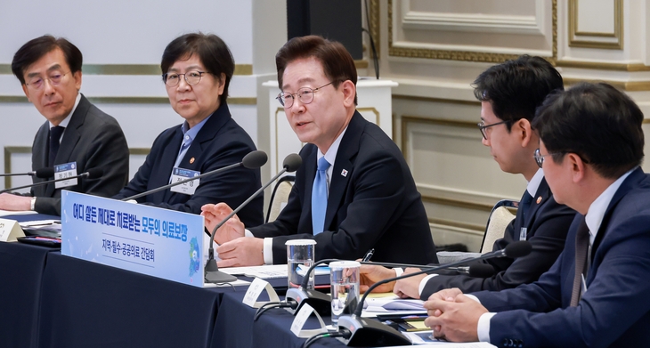 이재명 대통령이 22일 청와대에서 열린 지역·필수·공공의료 간담회에서 발언하고 있다. 왼쪽부터 정기현 의료혁신위원장, 정은경 복지부 장관, 이재명 대통령, 배경훈 부총리 겸 과기정통부 장관, 서준범 AI전략위원회 의료소그룹장. 2026.7.22 연합뉴스