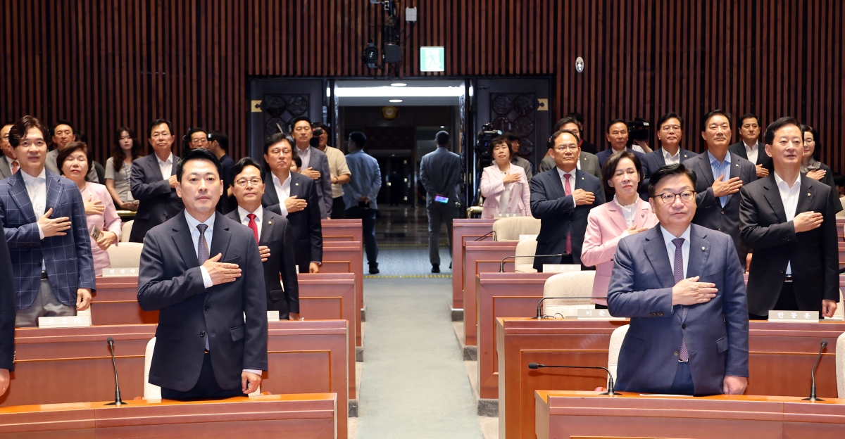 장동혁 국민의힘 대표와 정점식 원내대표 등 의원들이 지난달 21일 국회에서 열린 의원총회에서 국기에 경례하고 있다. 연합뉴스