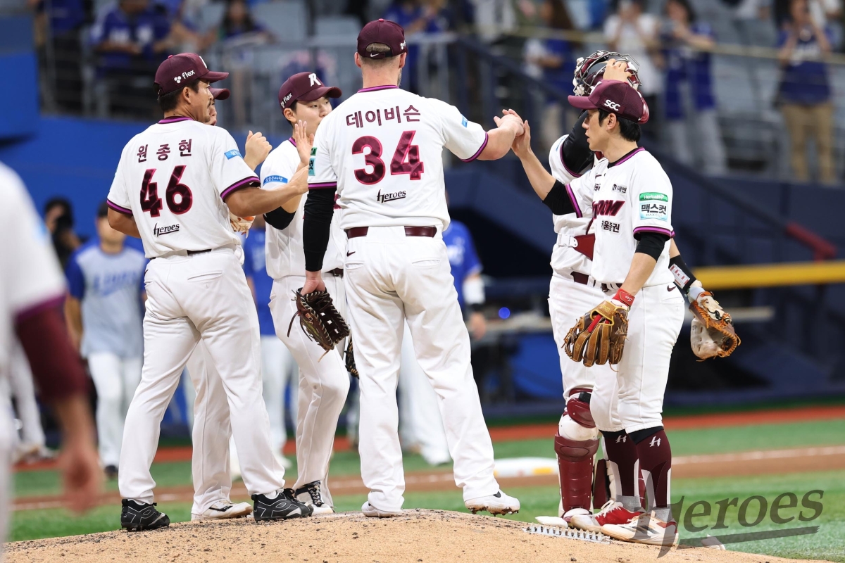 키움 선수들이 22일 선두 삼성을 3-1로 꺾은 뒤 승리를 자축하고 있다.     키움 히어로즈 제공