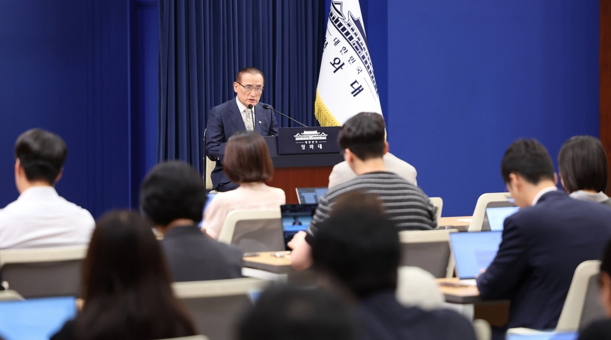 위성락 국가안보실장이 22일 청와대 춘추관에서 이재명 대통령의 미국·남미 3개국·독일 순방 일정 관련 브리핑을 하고 있다. 연합뉴스