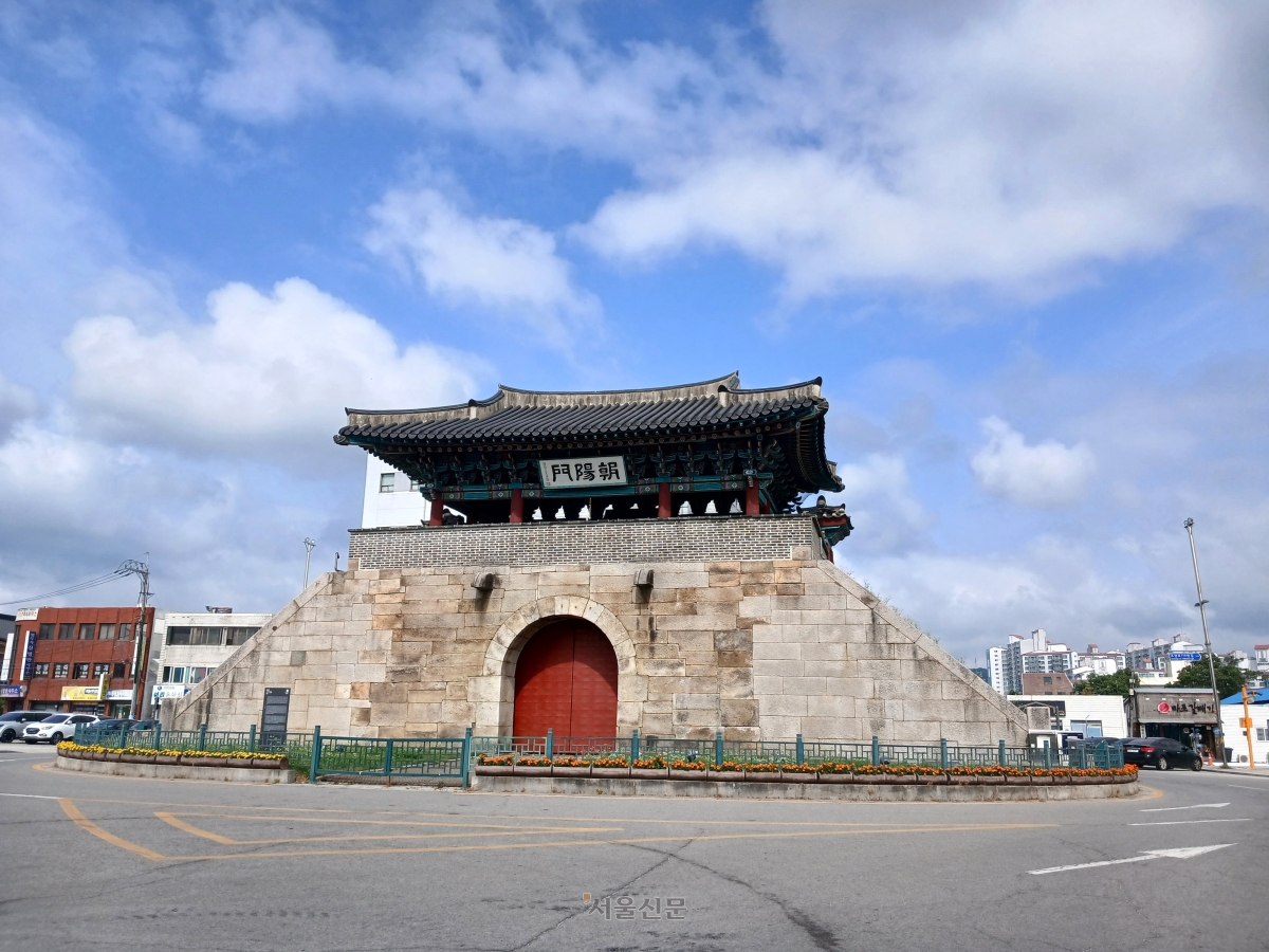 홍주읍성 동문 조양문. 옛 모습을 비교적 잘 유지하고 있는 홍성의 상징이다.