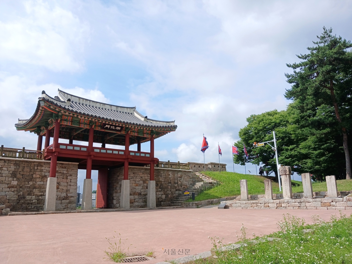 남문 홍화문. 언덕 위 높은 곳에서 군사용 망루 역할을 했다.