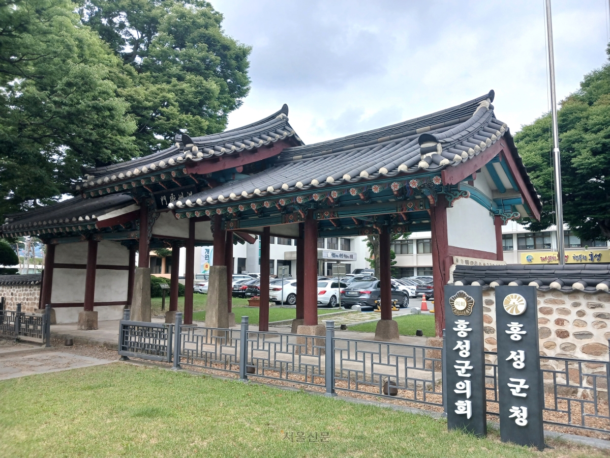 옛 관아의 정문 홍주아문. 내부엔 지금도 홍성군청과 홍성군의회가 있다.