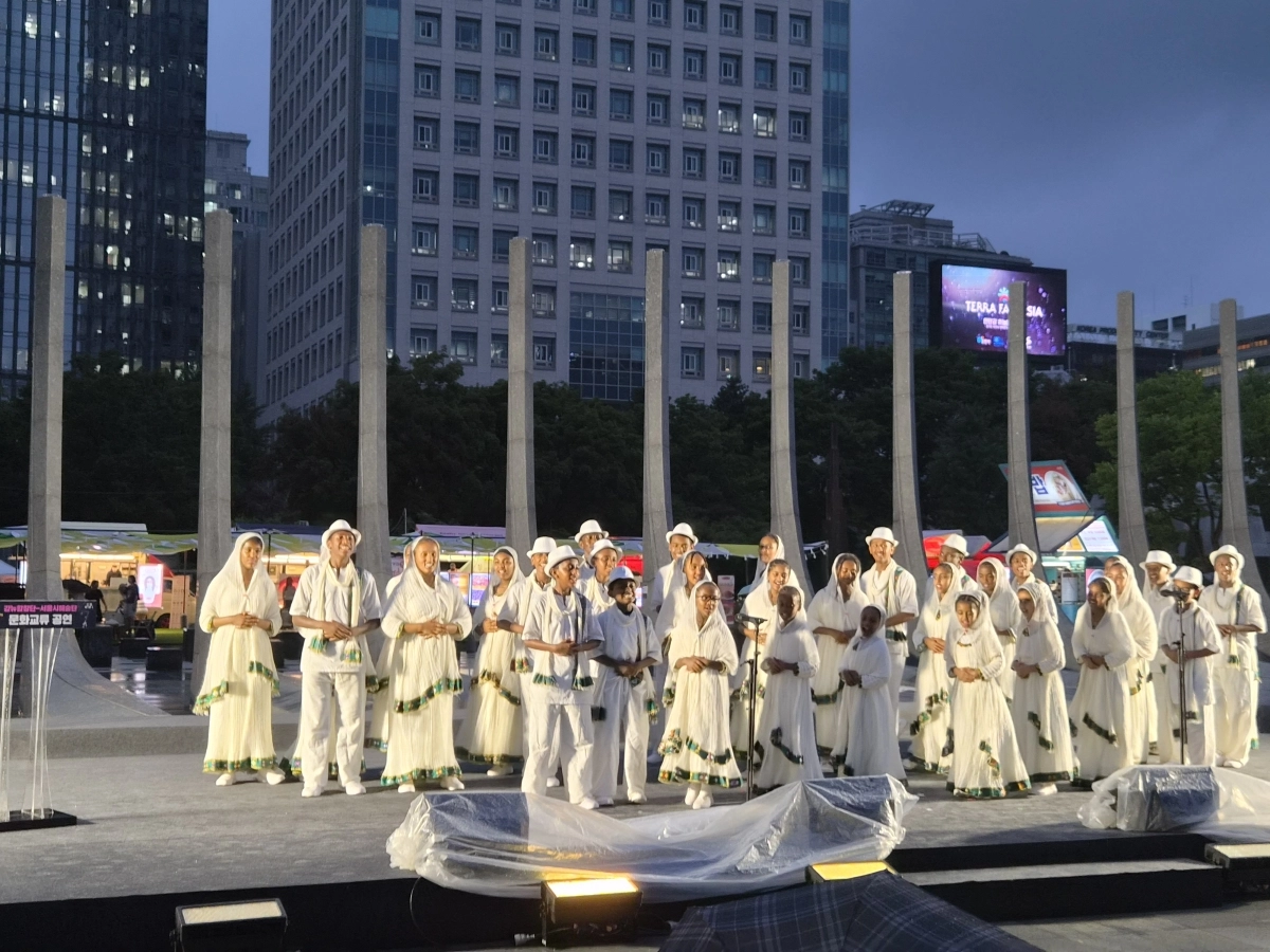 22일 오후 서울 광화문 감사의정원에서 에티오피아 참전용사 후손으로 구성된 ‘강뉴합창단’이 에티오피아 전통 의상을 입고 한국어로 ‘고향의 봄’을 부르고 있다.  서울시 제공