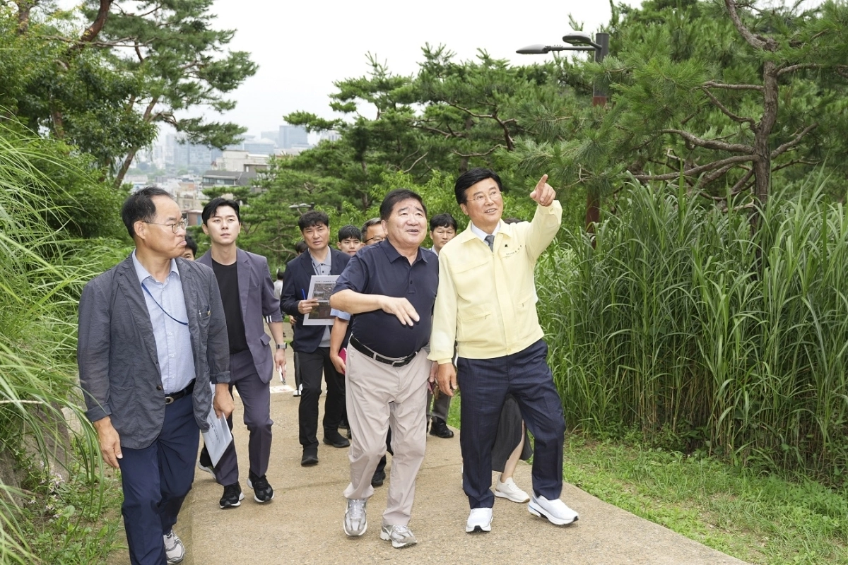 유찬종(오른쪽) 서울 종로구청장이 ‘현장구청장실’의 첫날인 지난 15일 청운효자동 수성동계곡을 찾아 주민 의견을 듣고 있다. 종로구 제공