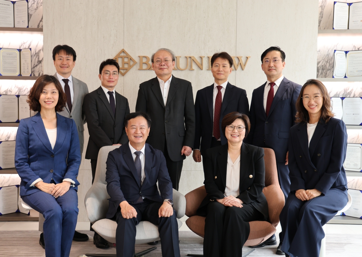 법무법인 바른 입법컨설팅팀 변호사들이 단체사진을 찍고 있다. 서연희(앞줄 왼쪽부터 반시계방향으로) 변호사, 이용준 고문, 이영희 대표변호사, 김미연 변호사, 홍승진 외국변호사, 고진원·최영노·이규철·최영찬 변호사. 법무법인 바른 제공