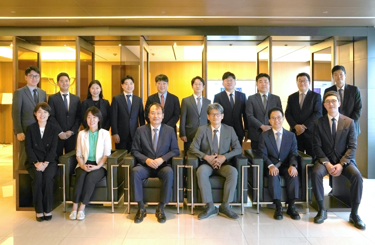 법무법인 화우 공공계약센터(건설·방산) 소속 변호사들이 단체사진을 촬영하고 있다. 박기년(앞줄 왼쪽부터 반시계방향으로)·이인희 변호사, 홍승구 건설·공공조달그룹장, 정원 공공계약센터장, 이오영·강철준·이눈솔·김윤태·조준오·김민규·김근호·안효섭·박수현·석아림·박영상·김지영 변호사. 법무법인 화우 제공