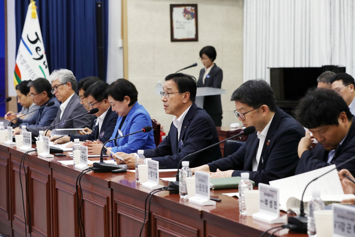 위성곤 제주지사가 22일 도청 탐라홀에서 도지사 직속 민생경제 상황실의 첫 회의를 열고 있다. 제주도 제공