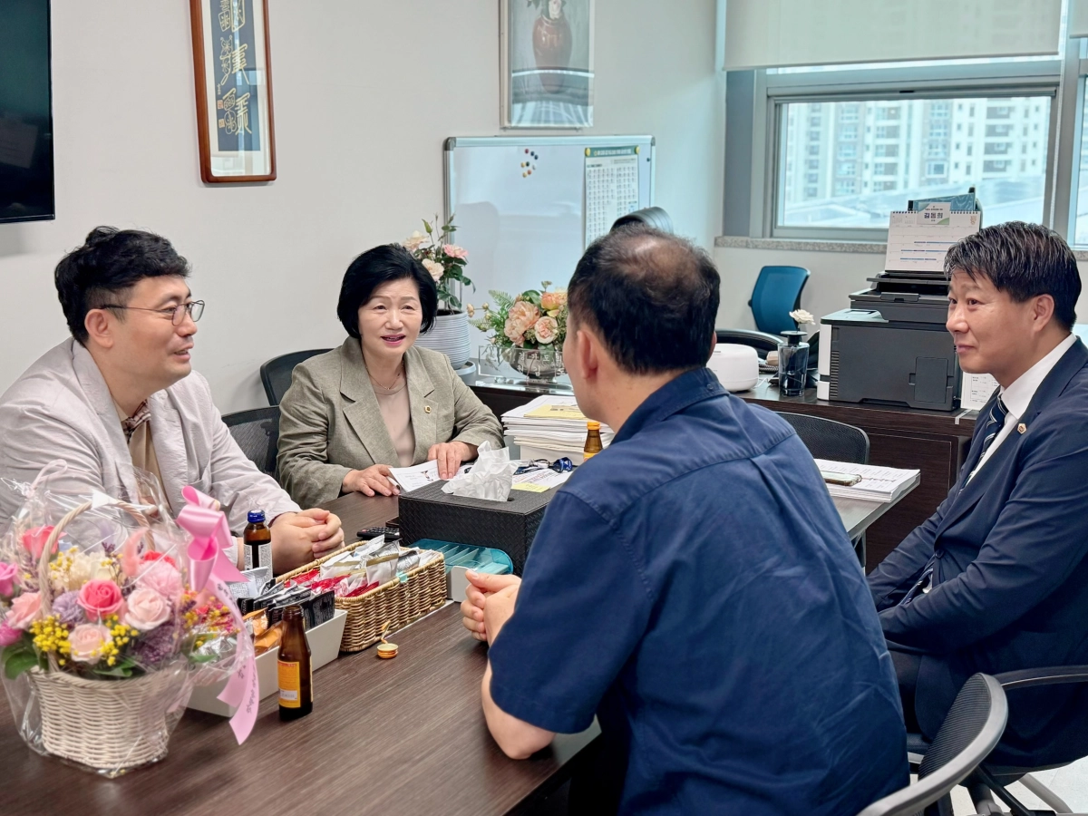 ▲22일 경기도의회에서 열린 퇴직 소방공무원 건강관리 지원 간담회에서 김동희 의원(가운데)과 참석자들이 제도 개선 방안을 논의하고 있다. (사진=경기도의회)
