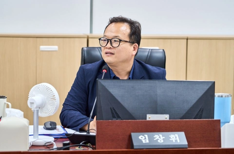 ▲ 지난 20일 열린 국제협력국 업무보고에서 질의하는 임창휘 의원(사진=경기도의회)