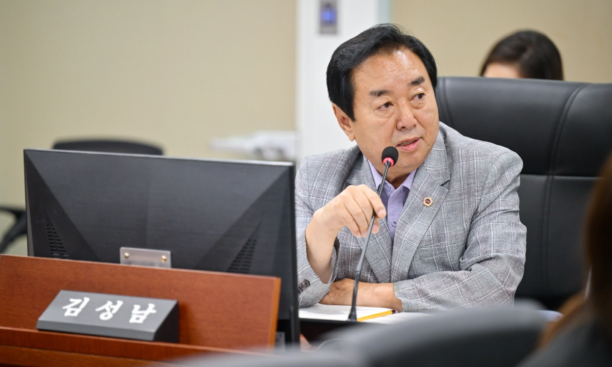 ▲제392회 임시회 농정해양위원회 회의에서 김성남 의원이 축산동물복지국 업무보고를 받고 축산 방역 예산 확보 및 수의직 인력 처우 개선을 주문하고 있다. (사진=경기도의회)