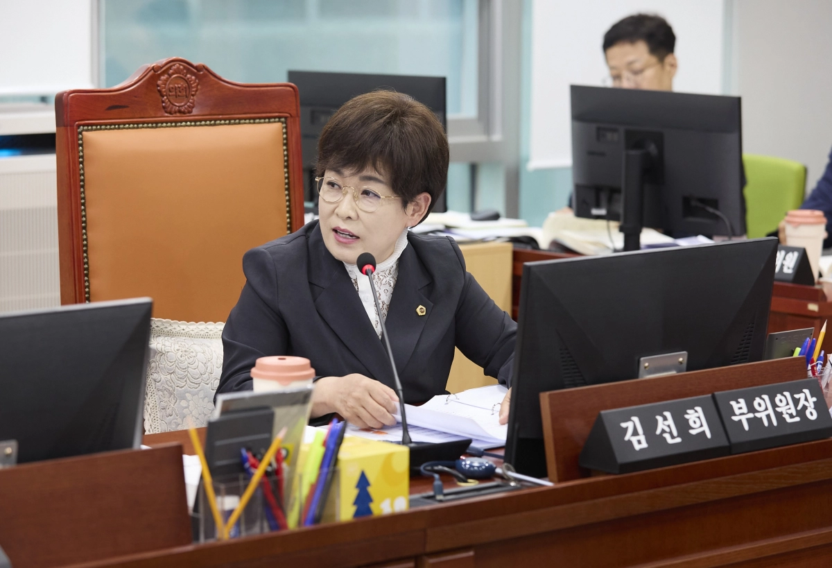 ▲21일 열린 경기도의회 제392회 임시회 제1차 교육기획위원회 회의에서 김선희 부위원장이 경기도교육청 주요 현안에 대해 질의하고 있다. (사진=경기도의회)