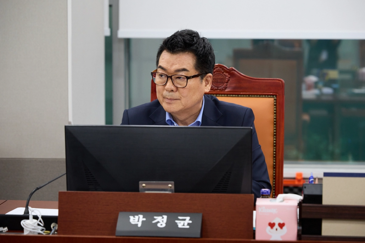 ▲21일 열린 경기도의회 기획재정위원회 상임위원회 회의에서 박정균 의원이 수도권정비계획법 개정 및 경기 북·동부 성장촉진권역 신설을 촉구하며 질의하고 있다. (사진=경기도의회)