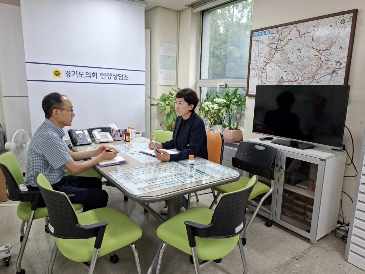 ▲22일 경기도의회 안양상담소에서 이채명 의원이 안양시 관계자와 공동주택 공사비 사전·사후 검증제도 도입 방안을 논의하고 있다. (사진=경기도의회)