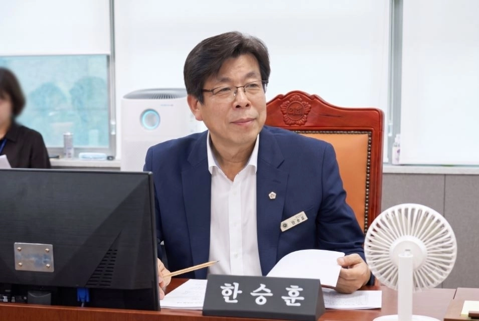 ▲ 지난 21일 열린 철도항만물류국, 경기국제공항추진단, 경기평택항만공사 업무보고에서 질의하는 한승훈 의원(사진=경기도의회)
