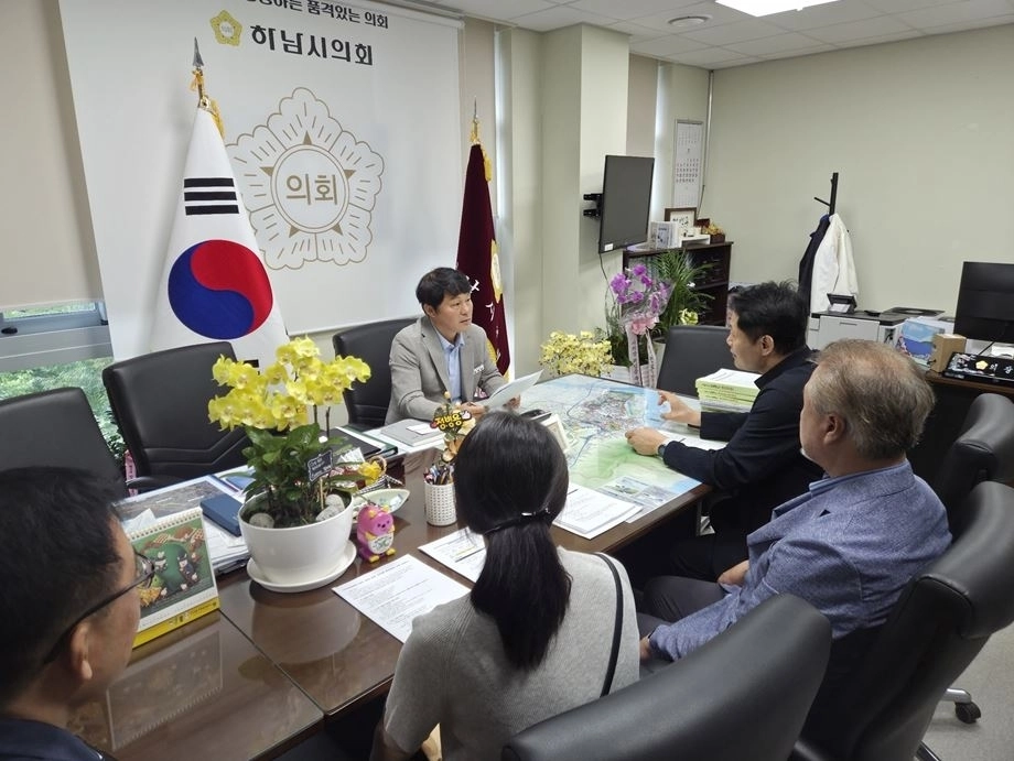 하남시의회 정병용 의장이 지난 22일 하남시의회 3층 의장실에서 하남지식산업센터 연합회 관계자들과 기업 애로사항과 지원 방안을 논의하고 있다. 하남시의회 제공